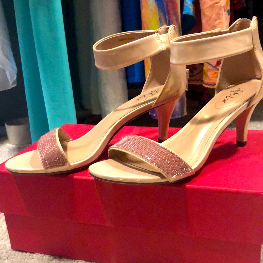 Sandals - Picture 2 of 9
